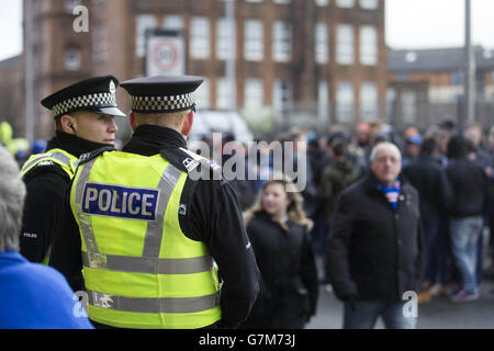 Polizeiwache vor dem Spiel des William Hill Scottish Cup Fifth Round im Ibrox Stadium, Glasgow. Stockfoto