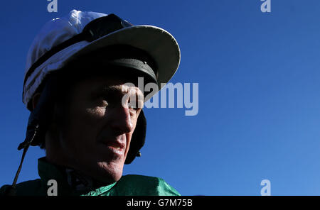 Der Jockey Tony McCoy tritt in den Paradering ein, bevor er Alvisio Ville beim Hennessy Gold Cup Day auf der Leopardstown Racecourse, Irland, zum dritten Mal in der Deloitte Novice Hürde reitete. Stockfoto