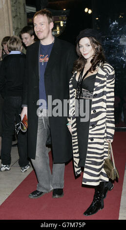 Premiere der Dralion des Cirque Du Soleil - Royal Albert Hall. Die schwanger werdende Schauspielerin Anna Friel und ihr Partner David Thewlis kommen an. Stockfoto