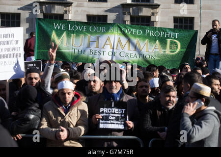 Tausende von Muslimen versammeln sich in einer Demonstration vor der Downing Street im Zentrum von London, um muslimische Werte zu fordern und die Karikaturen Mohammeds der französischen Publikation Charlie Hebdo zu verurteilen. Stockfoto