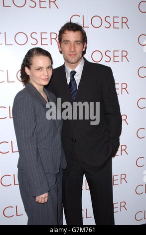 UK Gala Premiere von Closer - Curzon Cinema Mayfair. Der Schauspieler Clive Owen und seine Frau Sarah Jane Fenton. Stockfoto