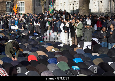 Muslime beten, während sich Tausende von Muslimen in einer Demonstration vor der Downing Street im Zentrum von London versammeln, um muslimische Werte zu fordern und die Karikaturen Mohammeds der französischen Publikation Charlie Hebdo zu verurteilen. Stockfoto