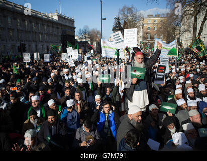 Tausende von Muslimen versammeln sich in einer Demonstration vor der Downing Street im Zentrum von London, um muslimische Werte zu fordern und die Karikaturen von Mohammed durch die französische Publikation Charlie Hebdo zu verurteilen. Stockfoto