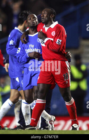 Fußball - FA Barclays Premiership - Chelsea / Middlesbrough. Chelseas Claude Makelele (l) und Middlesbroughs Jimmy-Floyd Hasselbaink umarmen sich beim letzten Pfiff Stockfoto