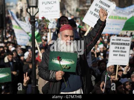 Muslime versammeln sich in einer Demonstration vor der Downing Street im Zentrum von London, fordern muslimische Werte und verurteilen die Karikaturen von Mohammed durch die französische Publikation Charlie Hebdo. Stockfoto
