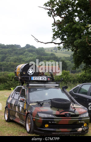 2016. Juni - Alter Peugeot 306, der bei der SWTPA-Veranstaltung auf der Greendale Farm in Draycott, Somerset, in der Nähe von Cheddar, in Militärausrüstung fertig gestellt wurde. Stockfoto