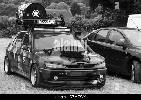 2016. Juni - Alter Peugeot 306, der bei der SWTPA-Veranstaltung auf der Greendale Farm in Draycott, Somerset, in der Nähe von Cheddar, in Militärausrüstung fertig gestellt wurde. Stockfoto