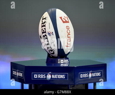 Detailansicht des Offiziellen Gilbert Spielballs auf und RBS tritt T-Shirt auf einem Sockel vor Anstoß Stockfoto