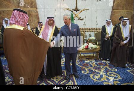 Der Prinz von Wales nimmt am vierten Tag seiner Reise in den Nahen Osten an einem bilateralen Treffen mit König Salman bin Abdulaziz Al Saud (ganz rechts) im Al Ergah Palast in Riad Teil. Stockfoto