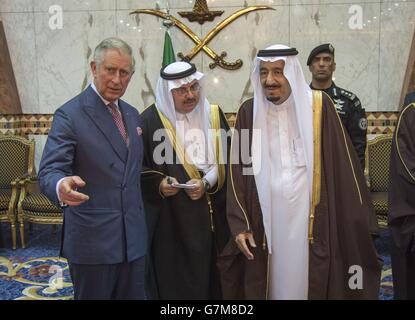 Der Prinz von Wales nimmt am vierten Tag seiner Reise in den Nahen Osten an einem bilateralen Treffen mit König Salman bin Abdulaziz Al Saud (rechts) im Al Ergah Palast in Riad Teil. Stockfoto