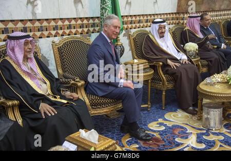 Der Prinz von Wales nimmt am vierten Tag seiner Reise in den Nahen Osten an einem bilateralen Treffen mit König Salman bin Abdulaziz Al Saud im Al Ergah Palast in Riad Teil. Stockfoto