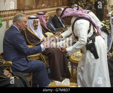 Der Prinz von Wales nimmt am vierten Tag seiner Reise in den Nahen Osten an einem bilateralen Treffen mit König Salman bin Abdulaziz Al Saud (2. Links) im Al Ergah Palast in Riad Teil. Stockfoto