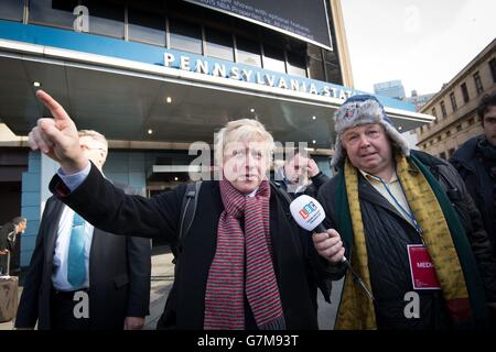 Der Londoner Bürgermeister Boris Johnson wird vom LBC-Moderator Nick Ferrari interviewt, als er am dritten Tag eines siebentägigen Handelsbesuchs in den Vereinigten Staaten in Boston, New York und Washington auf der Pennsylvania Station in New York eintrifft. Stockfoto