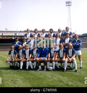 Navigationsleiste Kader von Birmingham City für die Saison 1975-76. (Top l-r) John Roberts, Trevor Francis, Archie Styles, Alan Campbell, Tony Want und Gary Pendrey. (Mittlere Reihe l-r) Willie Bell (Trainer), Steve Bryant, Joe Gallagher, Gary Sprake, Dave Latchford, Bob Hatton, Roger Hynd und George Dalton (Trainer). (Vorne l-r) Steve Phillips, Jimmy Calderwood, Paul Hendrie, Malcolm Page, Freddie Goodwin (Manager), Howard Kendall, Gordon Taylor und Kenny Burns. Stockfoto