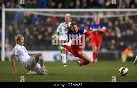 Alex Morgan, (rechts) wird unter der Herausforderung von Steph Houghton, England, geflogen, (links) Stockfoto