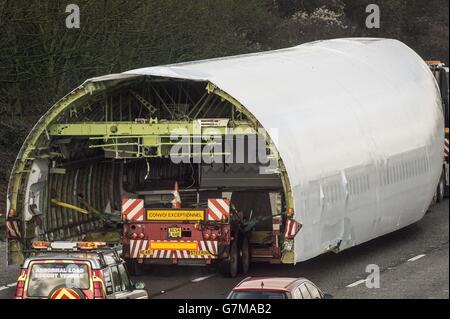 Boeing 747-Rumpf halten den Verkehr auf der Autobahn M4 bei Bristol auf, da sie vom Flugplatz Kemble in Gloucestershire zu einem Schrottplatz in Herefordshire transportiert werden. Stockfoto