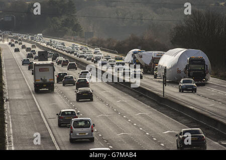 Boeing 747-Rumpf halten den Verkehr auf der Autobahn M4 bei Bristol auf, da sie vom Flugplatz Kemble in Gloucestershire zu einem Schrottplatz in Herefordshire transportiert werden. Stockfoto