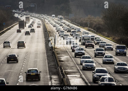 Boeing 747-Rumpf halten den Verkehr auf der Autobahn M4 bei Bristol auf, da sie vom Flugplatz Kemble in Gloucestershire zu einem Schrottplatz in Herefordshire transportiert werden. Stockfoto