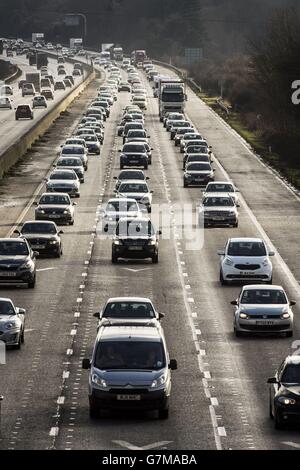 Boeing 747-Rumpf halten den Verkehr auf der Autobahn M4 bei Bristol auf, da sie vom Flugplatz Kemble in Gloucestershire zu einem Schrottplatz in Herefordshire transportiert werden. Stockfoto