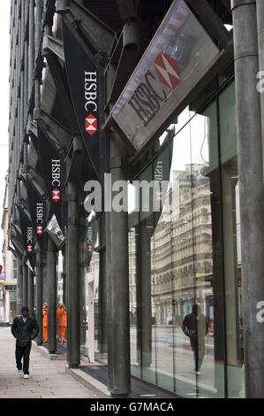 Bankaktien. Ein Mann geht an einer HSBC-Niederlassung in London vorbei. Stockfoto