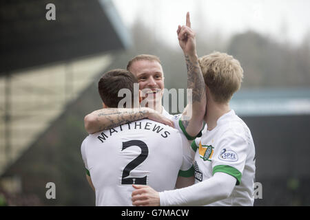 Celtic's Leigh Griffiths feiert, nachdem er sein erstes Tor während des Spiels der schottischen Premiership im McDiarmid Park, Perth, erzielte. Stockfoto