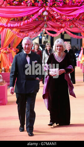 Der Prinz von Wales und die Herzogin von Cornwall bei der Königlichen und Weltpremiere des zweitbesten exotischen Marigold Hotels am Odeon Leicester Square, London. Stockfoto