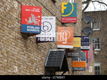 Eine Reihe von 'To Let', 'Let By' und 'for Sale' Schildern an einer Wand eines Gebäudes im Osten Londons. DRÜCKEN Sie VERBANDSFOTO. Bilddatum: Montag, 16. Februar 2015. Bildnachweis sollte lauten: Yui Mok/PA Wire Stockfoto