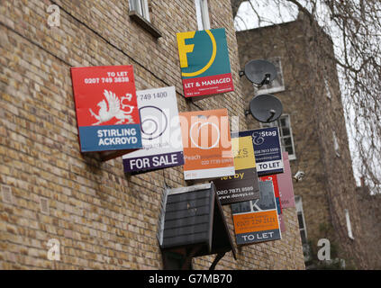 Eine Reihe von 'To Let', 'Let By' und 'for Sale' Schildern an einer Wand eines Gebäudes im Osten Londons. DRÜCKEN Sie VERBANDSFOTO. Bilddatum: Montag, 16. Februar 2015. Bildnachweis sollte lauten: Yui Mok/PA Wire Stockfoto