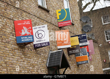 Eine Reihe von 'To Let', 'Let By' und 'for Sale' Schildern an einer Wand eines Gebäudes im Osten Londons. DRÜCKEN Sie VERBANDSFOTO. Bilddatum: Montag, 16. Februar 2015. Bildnachweis sollte lauten: Yui Mok/PA Wire Stockfoto