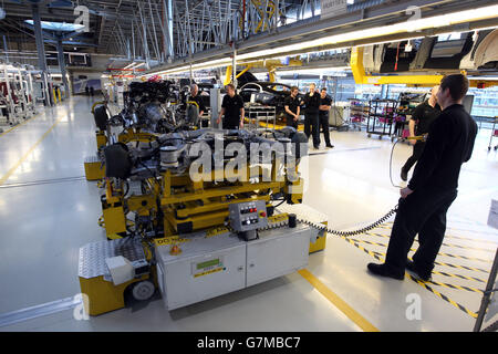 Ein Gesamtbild der Produktionslinie im Rolls Royce Hauptquartier in Goodwood, West Sussex. Stockfoto