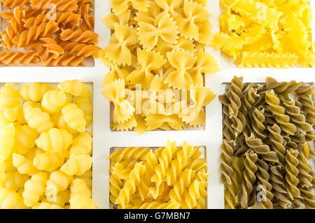 Pasta-Mix in einem weißen Holzrahmen angeordnet Stockfoto