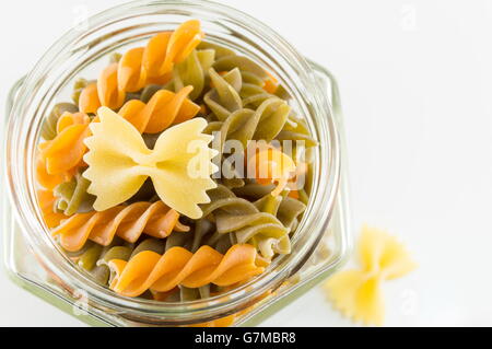 Verschiedene Nudeln in einem Glas auf weißem Hintergrund Stockfoto