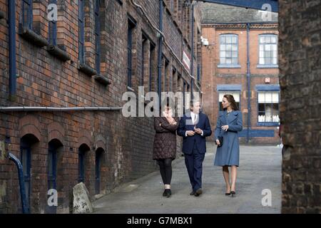 Die Herzogin von Cambridge, spaziert mit Emma Bridgewater und ihrem Mann Matthew Rice, während eines Besuchs in der Emma Bridgewater Fabrik in Stoke-on-Trent, Staffordshire, um die Produktion einer Tasse zu sehen, die das Unternehmen zur Unterstützung von East Anglia's Children's Hospices ins Leben gerufen hat. Stockfoto