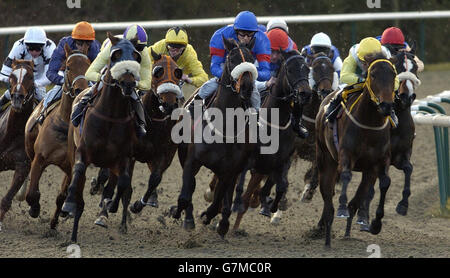 Llamadas, geritten von Chris Catlin (3. Rechts), gewinnt mit Kieren Fallon auf dem Tiger Hunter (2. Links). Stockfoto