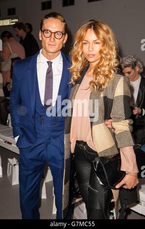 Oliver Proudlock und Emma Louise Connolly in der ersten Reihe bei der Bora Aksu Catwalk Show im Somerset House, London, während der London Fashion Week. Stockfoto