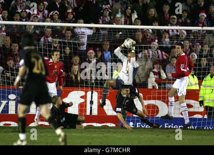 Manchester United Torhüter Tim Howard rettet den Ball unter Druck Von Exeter City's Steve Flack Stockfoto