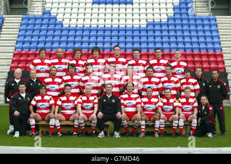 Mannschaftsgruppe der Wigan-Krieger. Back Row (von links nach rechts) Bryn Hargreaves, Jerry Seuseu, Sean O'Loughlin, Paul Prescott, Danny Sculthorpe, Danny Tickle, Stephen Wild, Kevin Brown - Middle Row (von links nach rechts) George Unsworth, Emma Greenwood, Desi Williams, Luke Davico, Harrison Hansen, Gareth Hock, David Vaealiki, Terry Newton, Martin Aspinwall, James Coyle, Alan Tomlinson, Adrian Lam - Front Row (von links nach rechts) Andy Haigh, Brian Carney, Wayne Godwin, Kris Radlinski, Denis Betts, Andrew Farrell, Dennis Moran, Danny Orr, Brett Dallas, Nigel Ashley-Jones Stockfoto