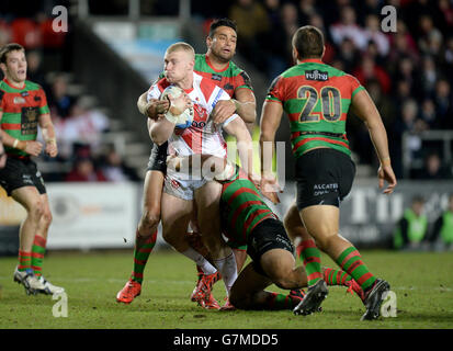 St. Helens' Luke Thompson wird von South Sydney Rabbitohs' Greg Inglis (hinten) und Issac Luke während des Spiels der World Club Series im Langtree Park, St. Helens, angegangen. Stockfoto