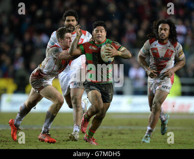 South Sydney Rabbitohs' Issac Luke (rechts) wird von St. Helens' Joe Greenwood während des Spiels der World Club Series im Langtree Park, St. Helens, angegangen. Stockfoto