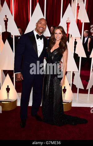 Dwayne „The Rock“ Johnson und Lauren Hashian bei der Ankunft bei den 87. Academy Awards im Dolby Theater in Hollywood, Los Angeles, CA, USA, Februar 22, 2015. Stockfoto