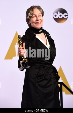 Milena Canonero mit der Auszeichnung für das beste Kostümdesign für das „Grand Budapest Hotel“ im Pressesaal der 87. Academy Awards, die im Dolby Theater in Hollywood, Los Angeles, CA, USA, im Februar 22, 2015. Stockfoto