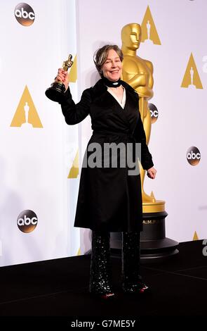 Milena Canonero mit der Auszeichnung für das beste Kostümdesign für das „Grand Budapest Hotel“ im Pressesaal der 87. Academy Awards, die im Dolby Theater in Hollywood, Los Angeles, CA, USA, im Februar 22, 2015. Stockfoto