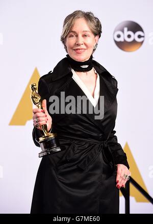 Milena Canonero mit der Auszeichnung für das beste Kostümdesign für das „Grand Budapest Hotel“ im Pressesaal der 87. Academy Awards, die im Dolby Theater in Hollywood, Los Angeles, CA, USA, im Februar 22, 2015. Stockfoto