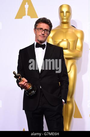 Pawel Pawlikowski mit dem Preis für den besten fremdsprachigen Film für „IDA“ im Pressesaal der 87. Academy Awards, die im Dolby Theater in Hollywood, Los Angeles, CA, USA, im Februar 22, 2015. Stockfoto
