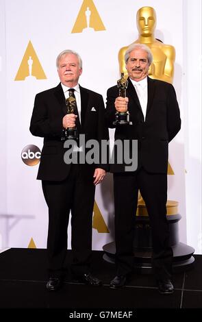 Alan Robert Murray (rechts) und Bub Asman mit dem Preis für die beste Tonbearbeitung für 'American Sniper', im Pressesaal der 87. Academy Awards, die am 22. Februar 2015 im Dolby Theater in Hollywood, Los Angeles, CA, USA, abgehalten wurden. Stockfoto