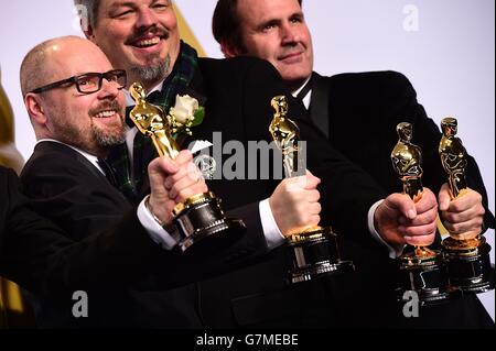 Ian Hunter, Scott Fisher, Andrew Lockley und Paul Franklin mit der Auszeichnung für visuelle Effekte für "Interstellar" im Presseraum der 87. Academy Awards, die am 22. Februar 2015 im Dolby Theater in Hollywood, Los Angeles, CA, USA, abgehalten wurden. Stockfoto