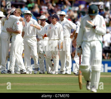 England - Südafrika - zweiter Tag des fünften Tests - Centurion Park. Der englische Andrew Flintoff (zweiter links) wird von Teamkollegen nach dem Bowling des südafrikanischen Shaun Pollock (rechts) für eine Ente gratuliert. Stockfoto