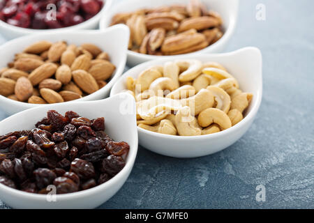 Vielzahl von Nüssen und getrockneten Früchten in kleinen Schalen Stockfoto