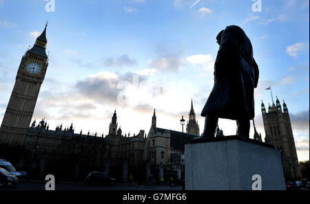 Die Statue von Sir Winston Churchill auf dem Parliament Square, Westminster, London, wird morgen mit einem Gedenkgottesdienst gefeiert. Stockfoto