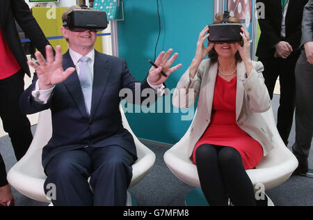 (Von links nach rechts) Taoiseach Enda Kenny und Tanaiste Joan Burton versuchen auf einige Oculus Rift - Virtual Reality Brille, während sie den Aktionsplan für Jobs 2015 bei ICON PLC, South County Business Park, in Dublin starten. Stockfoto